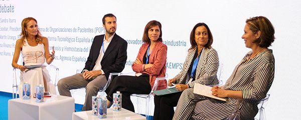 La moderadora de la mesa Involucración del paciente en el diseño de nuevos estudios, Sandra Ibarra; Juan Estévez , asesor técnico de Ensayos Clínicos de la Aemps; María Teresa Álvarez, Jefa de Sección de Trombosis y Hemostasia del Hospital La Paz; Amelia Martín, responsable de la Plataforma Tecnológica Española de Medicamentos Innovadores de Farmaindustria; y Carina Escobar, presidenta de la Plataforma de Organizaciones de Pacientes (POP).