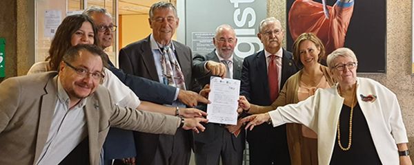 Momento en el que el Foro de la Profesión y los pacientes han hecho el registro en el Ministerio de Cultura