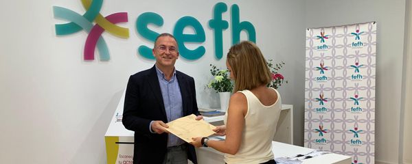 Momento de la entrega de firmas.