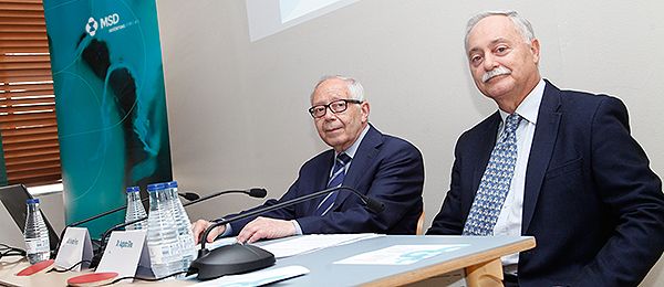 Julio Sánchez Fierro, coordinador del foro, y Augusto Silva, Patient Strategy and Population Health Director de MSD.