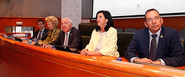 Diego Ayuso, secretario general del Consejo General de Enfermería; Pilar Fernández, vicepresidenta; Florentino Pérez Raya, presidente; Raquel Rodríguez, vicepresidenta segunda; y José Luis Cobos vicesecretario general. 