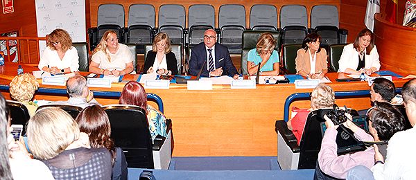 Imagen de la mesa durante el debate con los asistentes a las jornadas.