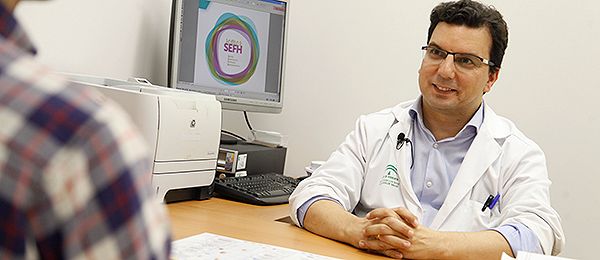 Morillo atendió a Redacción Médica en su despacho en el Hospital Universitario Virgen de Valme (Sevilla).