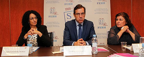 Martínez, García Sanz y Barragán han presentado a los medios la Guía de Práctica Clínica para el Tratamiento de Pacientes con Linfoma de Hodgkin.
