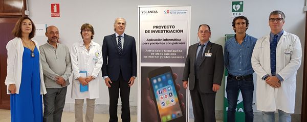 De izquierda a derecha, Remei Silvestre y Javier Bonet, padres de un chico que se suicidó en septiembre; Carmen Martínez de Pancorbo, directora gerente del Hospital; Enrique Ruiz Escudero, consejero de Sanidad;  Roberto Rodríguez-Jiménez, jefe de Sección de Psiquiatría del H.12 de Octubre; Borja Anguita, director general de Transformación Digital de Yslandia; y Juan Manuel Espejo-Saavedra, psicólogo clínico H.12 de Octubre