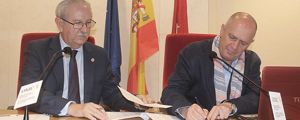 Serafín Romero, presidente del Cgcom, y Gabriel del Pozo, vicesecretario general de CESM, durante la firma del convenio. 