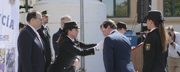 La comisaria María Jesús Recuero entrega la condecoración al gerente.