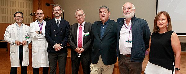 Julio Mayol, director médico del Hospital Clínico San Carlos; José Manuel Martínez Sesmero, jefe de Farmacia del mismo centro; Luis Cordero, director de Acceso y Relaciones Institucionales de AstraZeneca; José Soto, gerente del Clínico San Carlos; Juan Blas Quílez, gerente del Complejo Hospitalario de Toledo; Carlos Armendáriz, director médico del mismo centro, y Ana Rosa Rubio, responsable de Farmacia Oncológica del Complejo Hospitalario de Toledo.