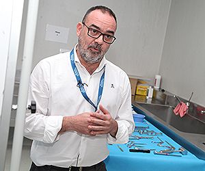 David Abejón frente al material quirúrgico.