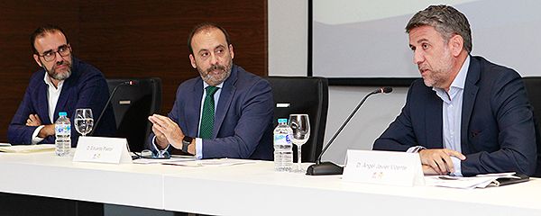 Javier Muñoz, Eduardo Pastor y Ángel Javier Vicente durante la presentación de 'eDUCO+'.