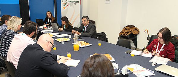 Un momento del desayuno con la prensa.