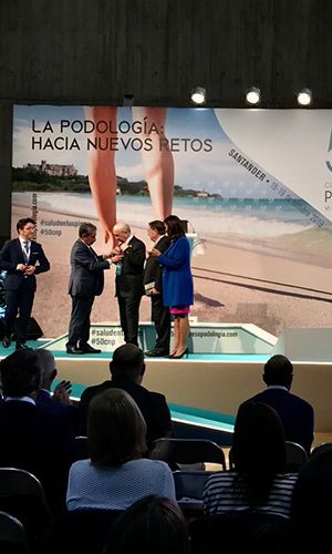 Momento de entrega del reconocimiento a Máximo González Jurado.