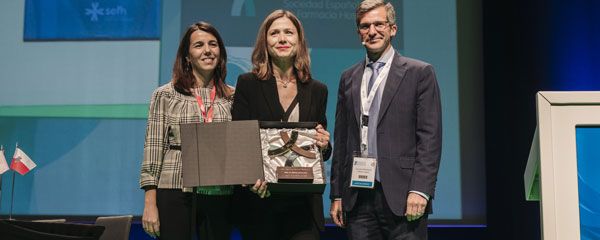 María Jesús Lamas (centro), con el reconocimiento a los Méritos SEFH.