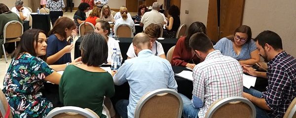 Los asistentes trabajan en equipo en uno de los talleres.