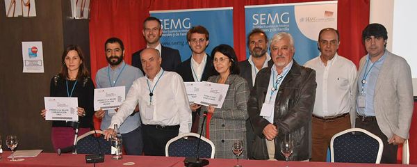 Fotografía de familia de los premiados durante las Jornadas SEMG CLM.