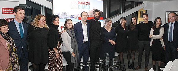 Fotografía de familia durante la presentación del documental. 