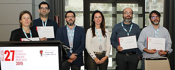 Foto de familia con los ganadores de las becas.