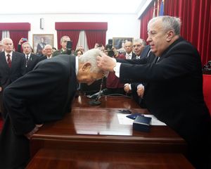 José Carro, presidente de la Real Academia, imponiendo la medalla corporativa a Miguel Carrero.