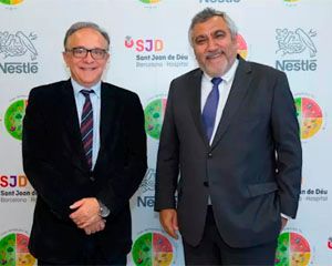 Manel del Castillo, director gerente del Hospital Sant Joan de Déu; y Laurent Dereux, director general de Nestlé España.