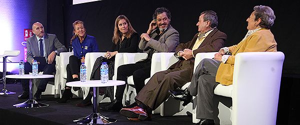 Alipio Gutiérrez, presentador; Nicole Hass, responsable de Fenaer; Tamara Alonso, neumóloga del Hospital de La Princesa; Ander Duque, director del documental; Antonio Pedraza, marido de Esther y cuidador; y Esther Gómara, paciente con EPOC y protagonista del documental.