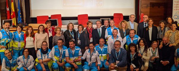 El consejero de Sanidad de la Comunidad de Madrid, Enrique Ruiz Escudero, posa junto a los miembros de la Junta Directiva de ANDE y trabajadores del SUMMA 112 tras la ceremonia de clausura de la Jornada de Debate.
