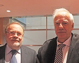 Rafael Pérez-Santamarina, gerente del Hospital La Paz, y Javier Cobas, subdirector gerente del mismo hospital. 