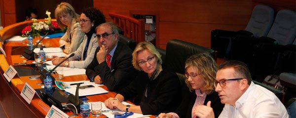 Momento de la intervención de Sergio Valles ante la atenta mirada de sus compañeros de mesa.