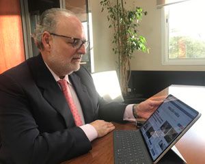 Miguel Ángel Guzmán, gerente del SAS, lee la portada de Redacción Médica.