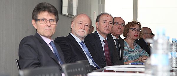 Humberto Arnés, director general de Farmaindustria; José María Álvaro-Gracia, presidente de la Sociedad Española de Reumatología; Martín Sellés, presidente de Farmaindustria; Antonio Torralba, presidente de ConArtritis; y Laly Alcaide, directora de ConArtritis.