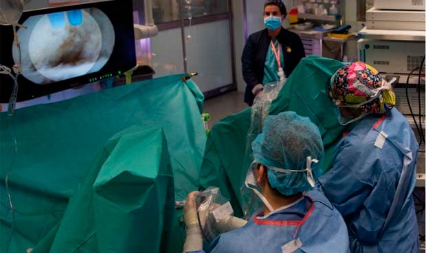 Los urólogos del Clínic operan por endoscopia con esta nueva técnica.