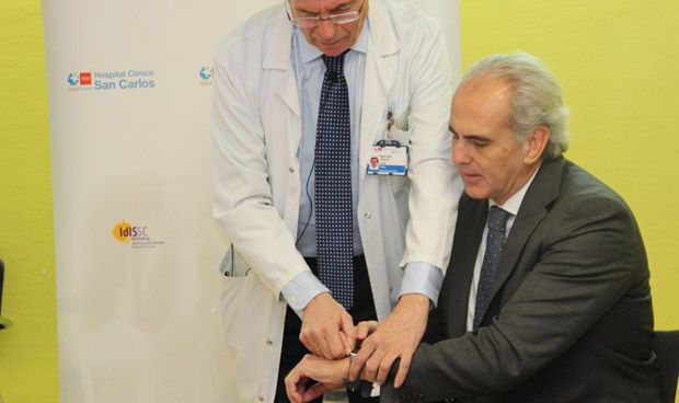 Cobos realiza un electrocardiograma con el reloj al consejero de Sanidad Enrique Ruiz Escudero.