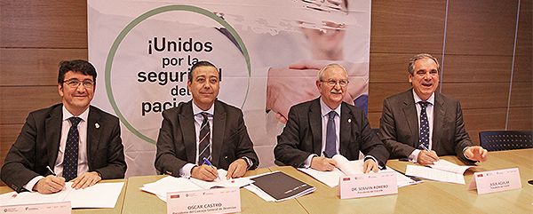 José María Mostazo, Óscar Castro, Serafín Romero y Jesús Aguilar en un momento durante la firma. 