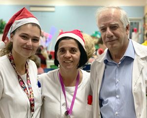 Laura Garcia Espinosa, Maria Jesus Pascau, y  Javier Cobas, Subdirector Gerente del Hospital La Paz, durante la última actividad organizada con el área de Pediatria. 