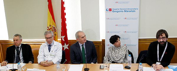 José Luis Díez, jefe del Servicio de Hematología del Hospital Gregorio Marañón; Joseba Barroeta, director gerente del Hospital Gregorio Marañón; Enrique Ruiz Escudero, consejero de Sanidad de la Comunidad de Madrid; Encarna Cruz, coordinadora de la Unidad de Terapias Avanzadas de la Comunidad de Madrid, y Antonio Pérez, jefe del Servicio de Hemato-Oncología Pediátrica del Hospital La Paz. 