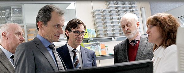 Pedro Duque y Salvador Illa durante su visita al Centro Nacional de Microbiología del Instituto de Salud Carlos III