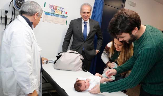 Enrique Ruiz Escudero, en un momento de su visita a la consulta del centro de salud Fuentelarreina.