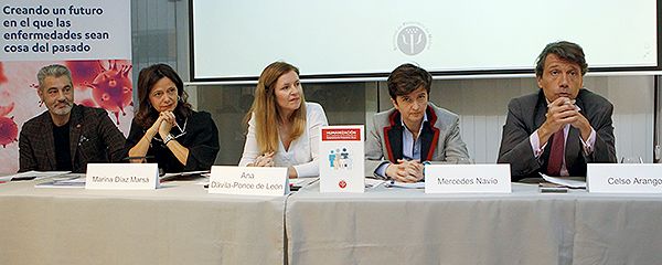 Carlos Mañas Gómez, autor del prólogo de la guía 'Humanización de la Asistencia en las Unidades de Hospitalización Psiquiátrica Breve'; Marina Díaz Marsá, presidenta de la Sociedad de Psiquiatría de Madrid; Ana Dávila-Ponce de León, viceconsejera de Asistencia Sanitaria de la Comunidad de Madrid; Mercedes Navío, coordinadora de la Oficina Regional de Salud Mental de Madrid; y Celso Arango, presidente de la Sociedad Española de Psiquiatría. 