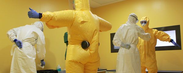 Varios sanitarios en la unidad de aislamiento del Hospital Gómez Ulla.