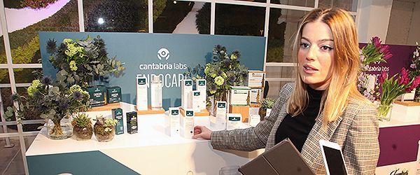 Inés Muñoz, Product Manager de Cantabria Labs, muestra los dos lanzamientos. 