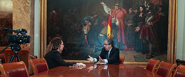 Antonio Alarcó en una entrevista con Redacción Médica en el salón de Comunidades Autónomas del Senado.