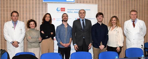 El consejero junto a supervivientes de cáncer infantil y el equipo médico del Niño Jesús. 