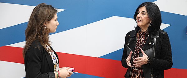 Natalia Fernández-Montenegroz y Raquel Rodríguez intercambian opiniones sobre el feminismo y la Enfermería. 