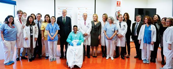 Enrique Ruiz Escudero y Beatriz Domínguez-Gil junto a los sanitarios y el paciente. 