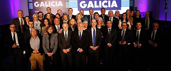Foto de familia de los premiados de los IV Premios Redacción Médica á Sanidade Galicia.