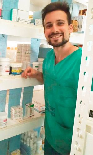 Daniel Gómez, en la farmacia del hospital de Uganda. 