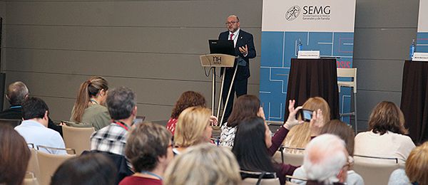 Francisco José Sáez durante un momento de la ponencia 'El asma como problema sanitario global. Posicionamiento de las sociedades científicas'.
