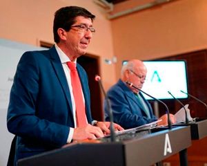El vicepresidente de la Junta de Andalucía, Juan Marín (izquierda), y el consejero de Salud, Jesús Aguirre.