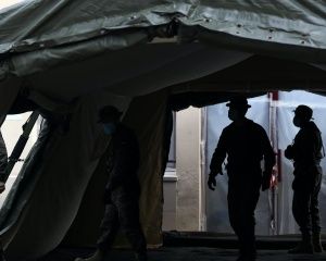Militares ingenieros instalando las carpas. 