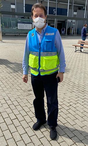 Fernando Prados en la puerta del Pabellón 5 de Ifema, que aloja a más de 300 pacientes.