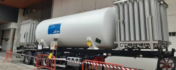 Tanque de oxígeno instalado en el hospital de la Feria de Barcelona.